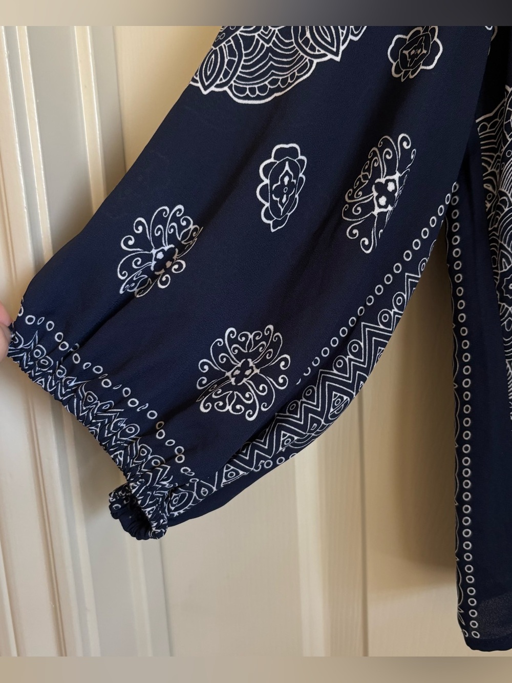 Vince Camuto Tie-Hem V-Neck Blouse Navy and White Bandana-Print Boho Coastal M - Picture 2 of 7